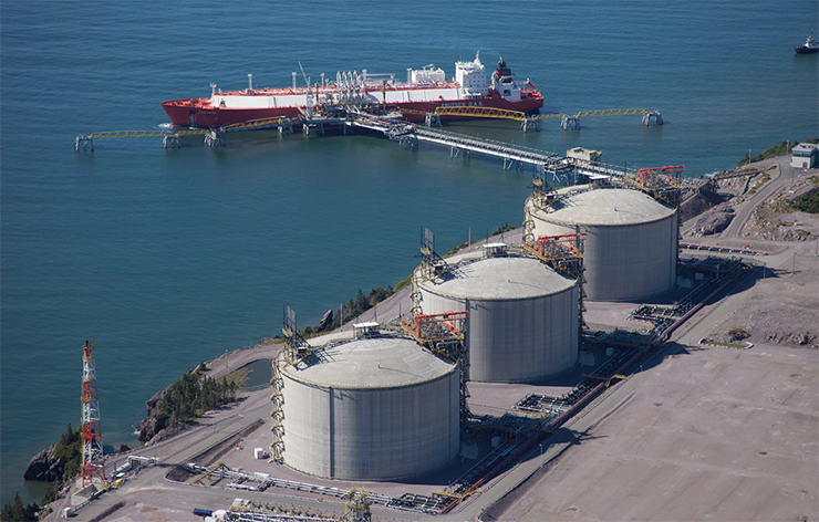 Le terminal de Canaport LNG au Nouveau-Brunswick par une belle journée ensoleillée