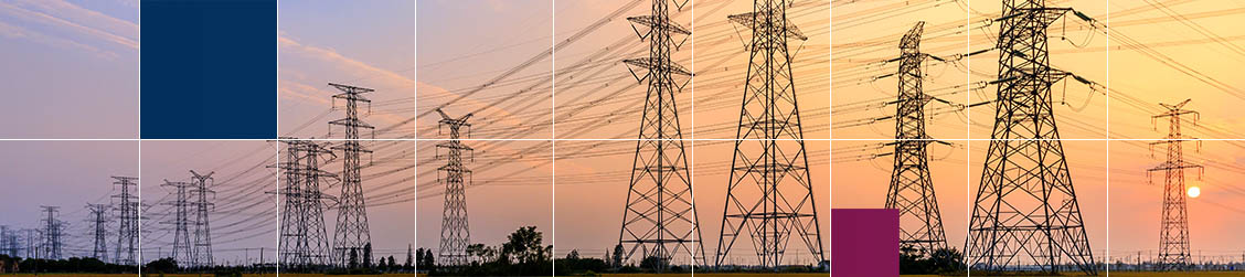 lignes de transport d’électricité silhouetté par un coucher de soleil.