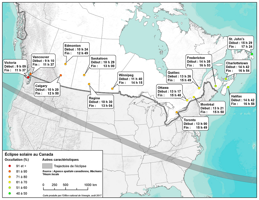 Cette carte partielle de l’Amérique du Nord montre la trajectoire d’ouest en est de l’éclipse solaire du 21 août 2017. La ligne grise traversant les États-Unis montre la courbe de l’éclipse totale. La carte montre aussi quand et dans quelle mesure l’éclipse solaire partielle sera visible dans les principales villes canadiennes. L’occultation du Soleil durant l’éclipse va en diminuant d’ouest en est, soit de 91 % à Victoria à 43 % à St. John’s.