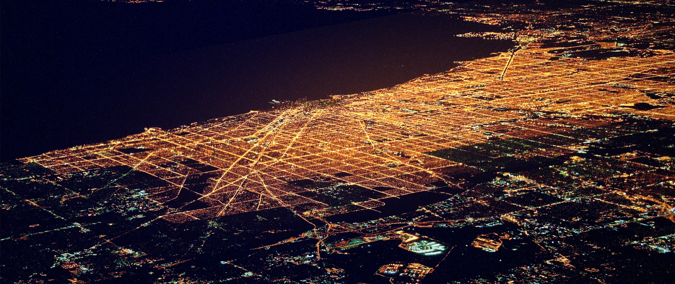 Vue d’une ville la nuit 