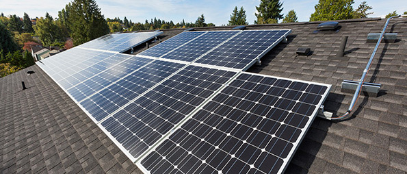 Panneaux solaires sur un toit 
