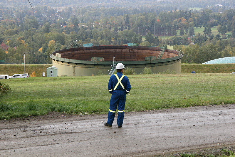 Inspecteur à un parc de stockage