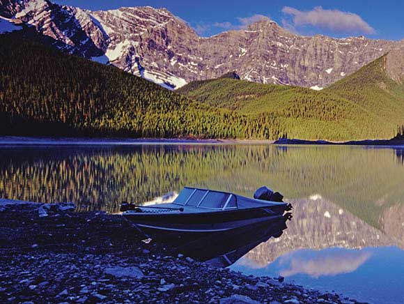 Bateau, lac et montagne