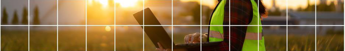 La photo montre un inspecteur de la sécurité travaillant sur un ordinateur portable au crépuscule.