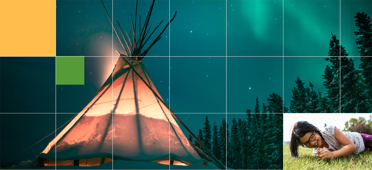 Un tipi illuminé et des épinettes enneigées sous un ciel septentrional vert et étoilé avec des aurores boréales en arrière-plan à Yellowknife aux Territoires du Nord-Ouest.