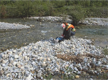 Prélèvement d’un échantillon d’eau par un inspecteur