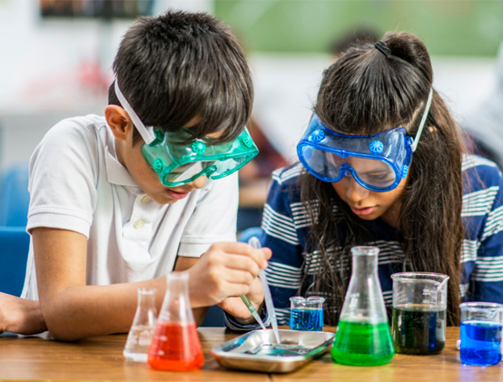 Deux enfants autochtones réalisant une expérience scientifique