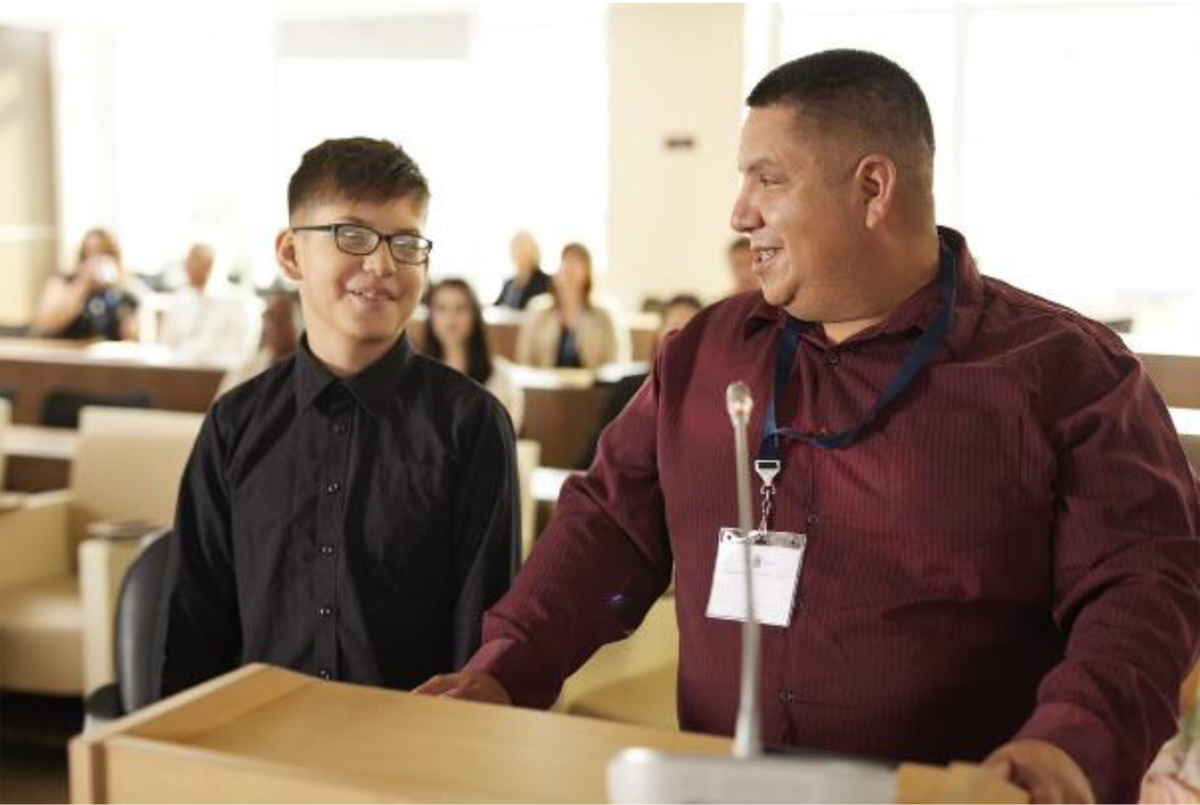 Figure&nbsp;2 &ndash; Intervenant autochtone présentant une preuve à une audience.