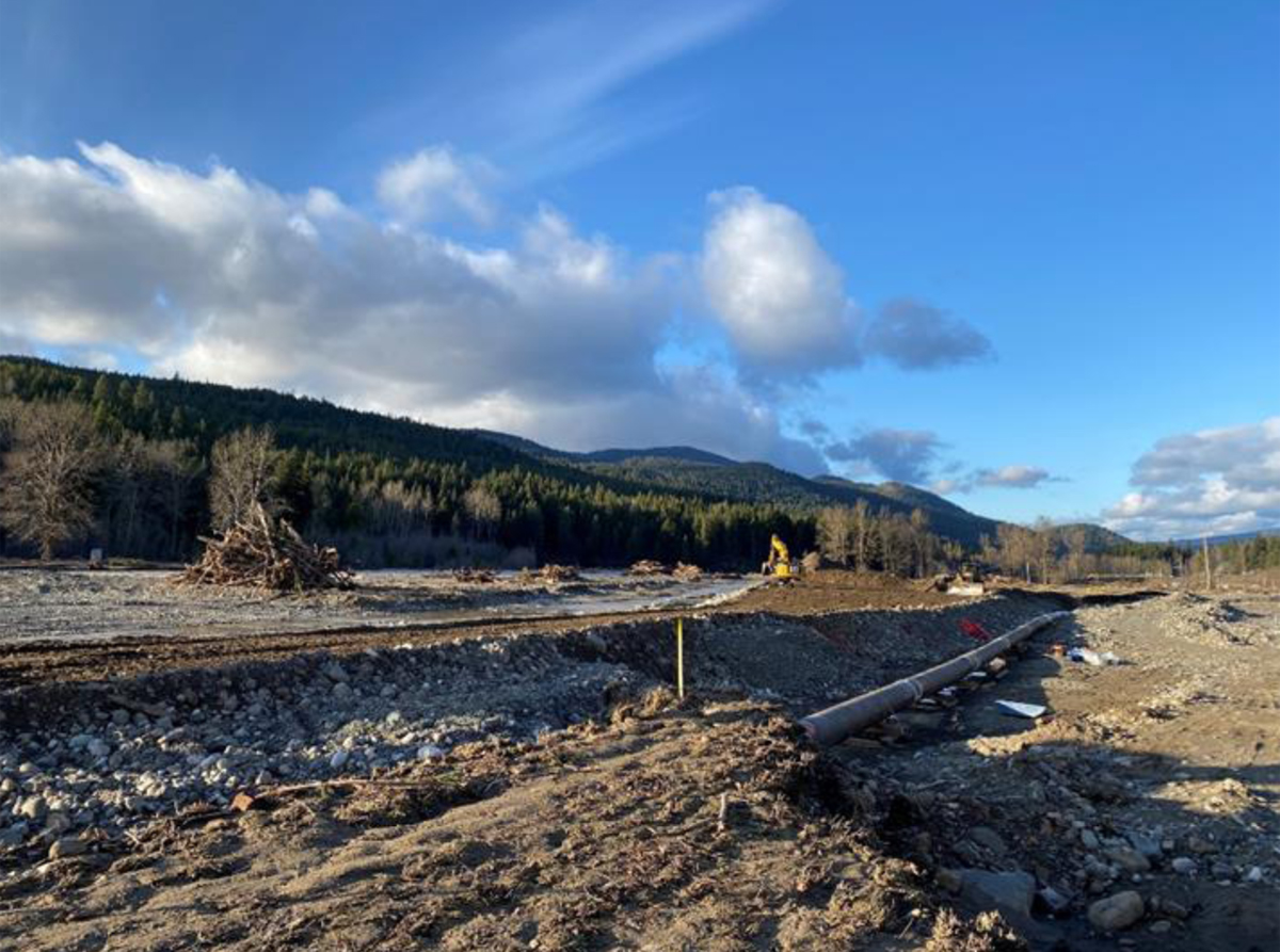 Figure&nbsp;4 &ndash; De la machinerie lourde est utilisée pour créer une nouvelle voie d’accès.