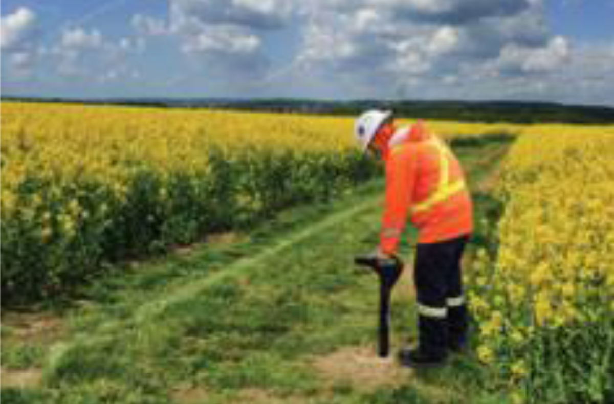 Figure&nbsp;14 &ndash; Représentant de la société localise la conduite et en vérifie la profondeur.