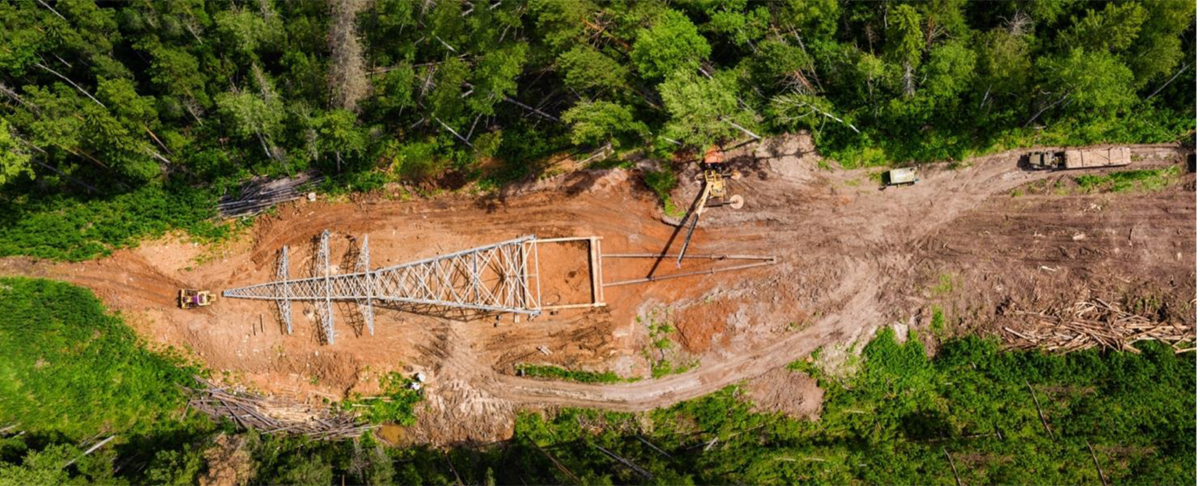 Figure 7 – Construction d'une ligne de transport d'électricité dans la forêt