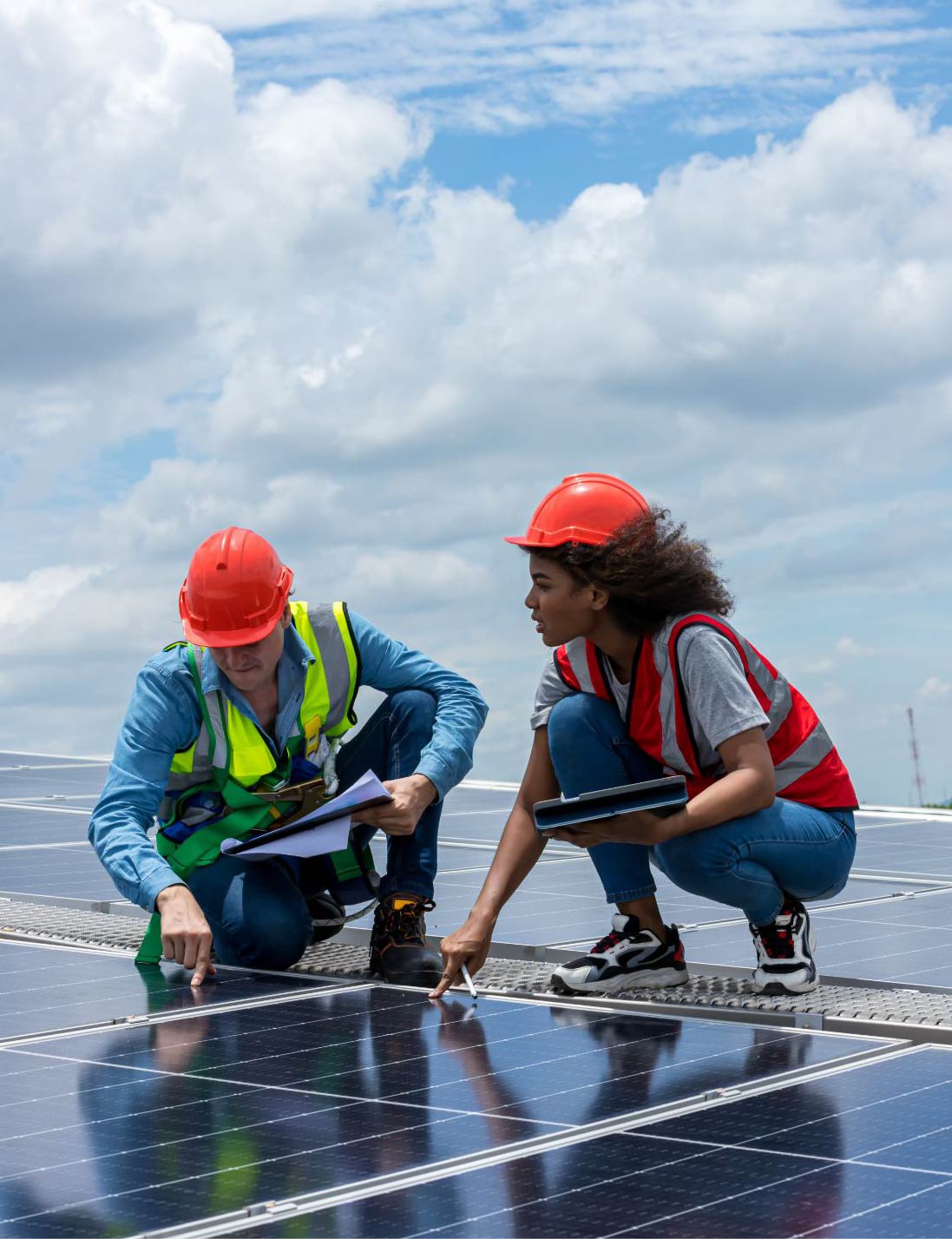 Techniciens inspectant des panneaux solaires.