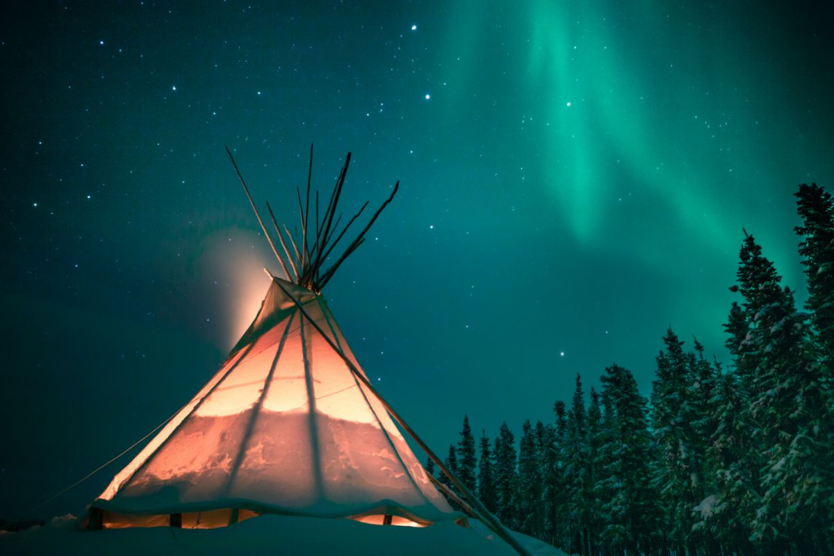 Tipis sous un ciel étoilé.