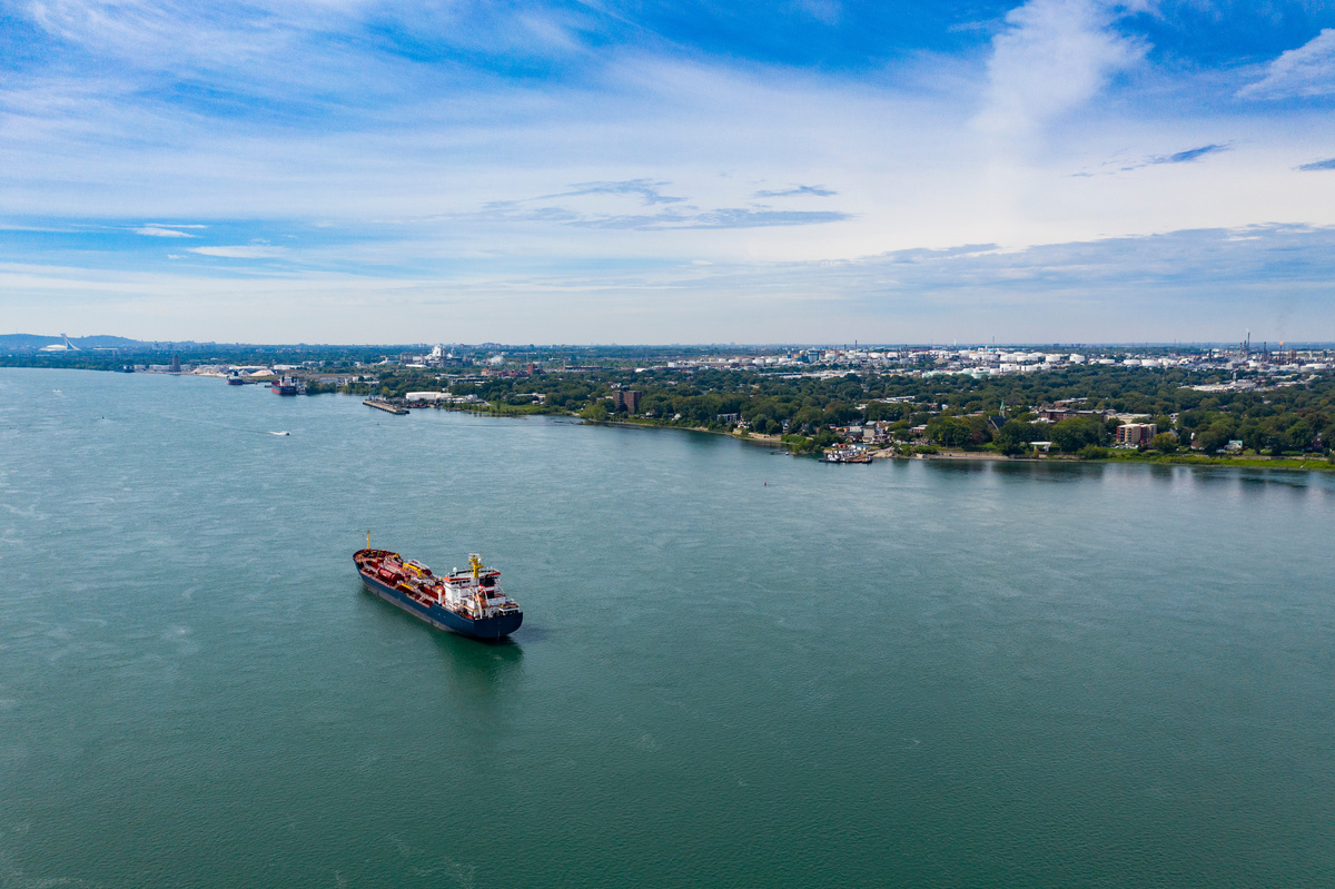 Un pétrolier transportant des produits chimiques et pétroliers à l'ancrage dans le port de Montréal, sur le fleuve Saint-Laurent.