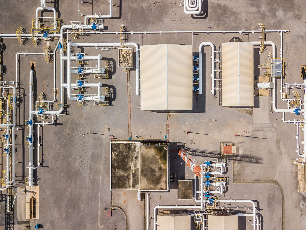 Vue aérienne d'un gazoduc, d'installations gazières, d'un réseau de transport de gaz, de vannes d'arrêt et d'équipements de station de pompage.