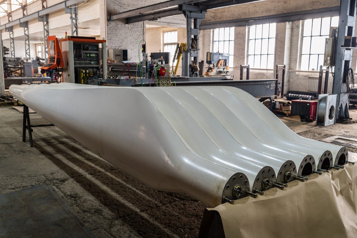 Deux séries de pales fraîchement fabriquées pour des éoliennes dans une usine de la région d'Orenbourg, en Russie. 