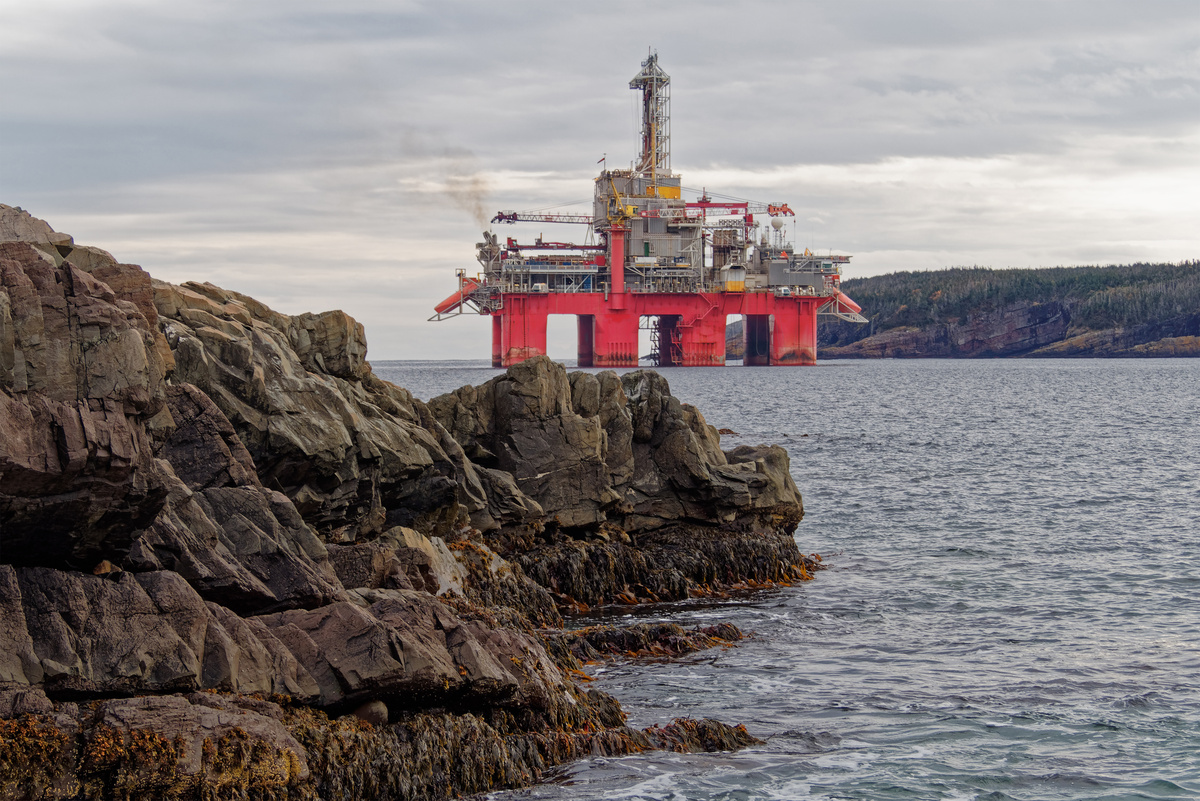 Une plate-forme de forage en eaux profondes est amarrée près du rivage après avoir achevé un puits d'exploration, à Terre-Neuve-et-Labrador, au Canada.