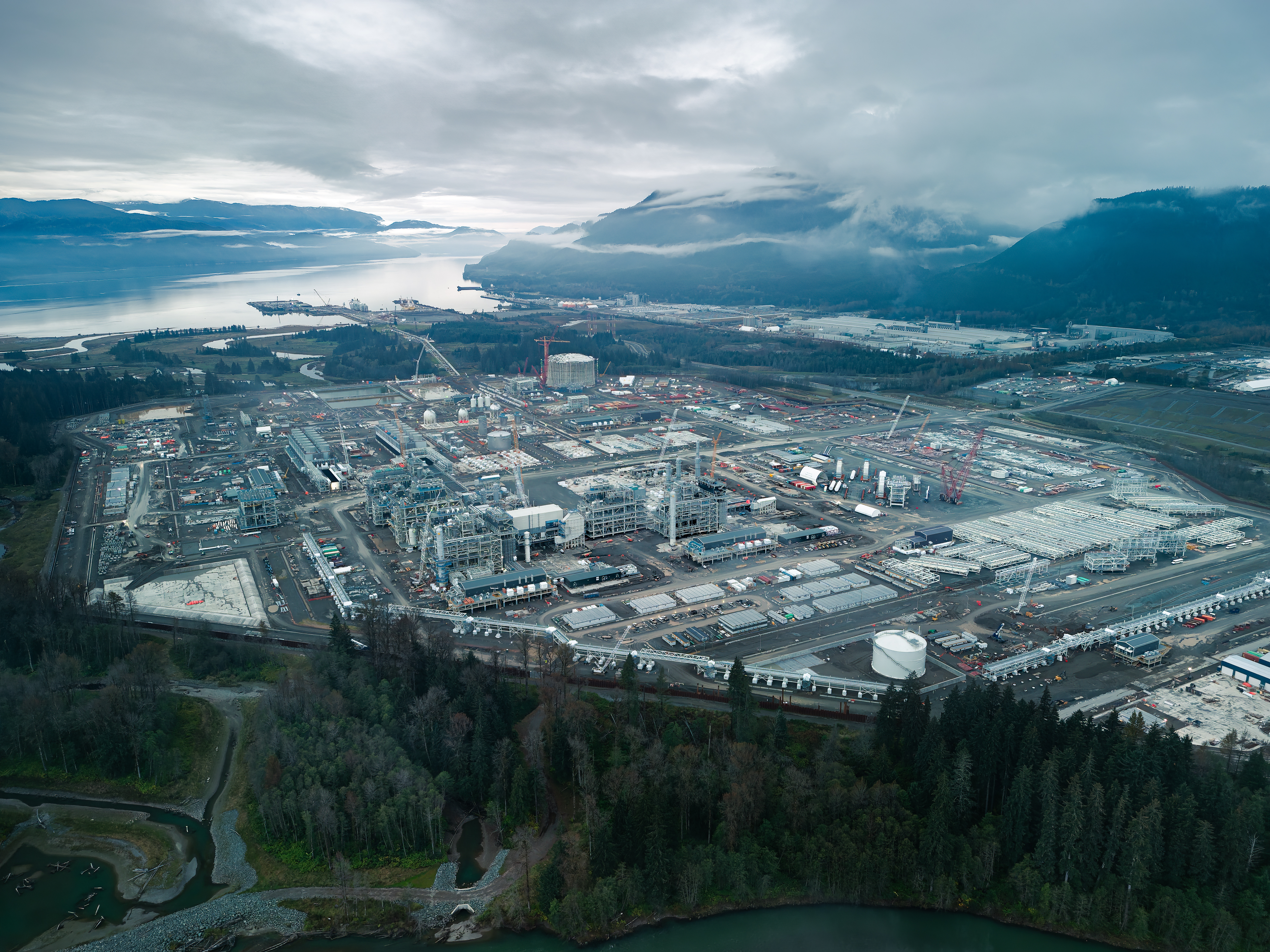 Vue aérienne de la construction d'un terminal d'exportation de gaz naturel dans le nord de la Colombie-Britannique, par une journée nuageuse.