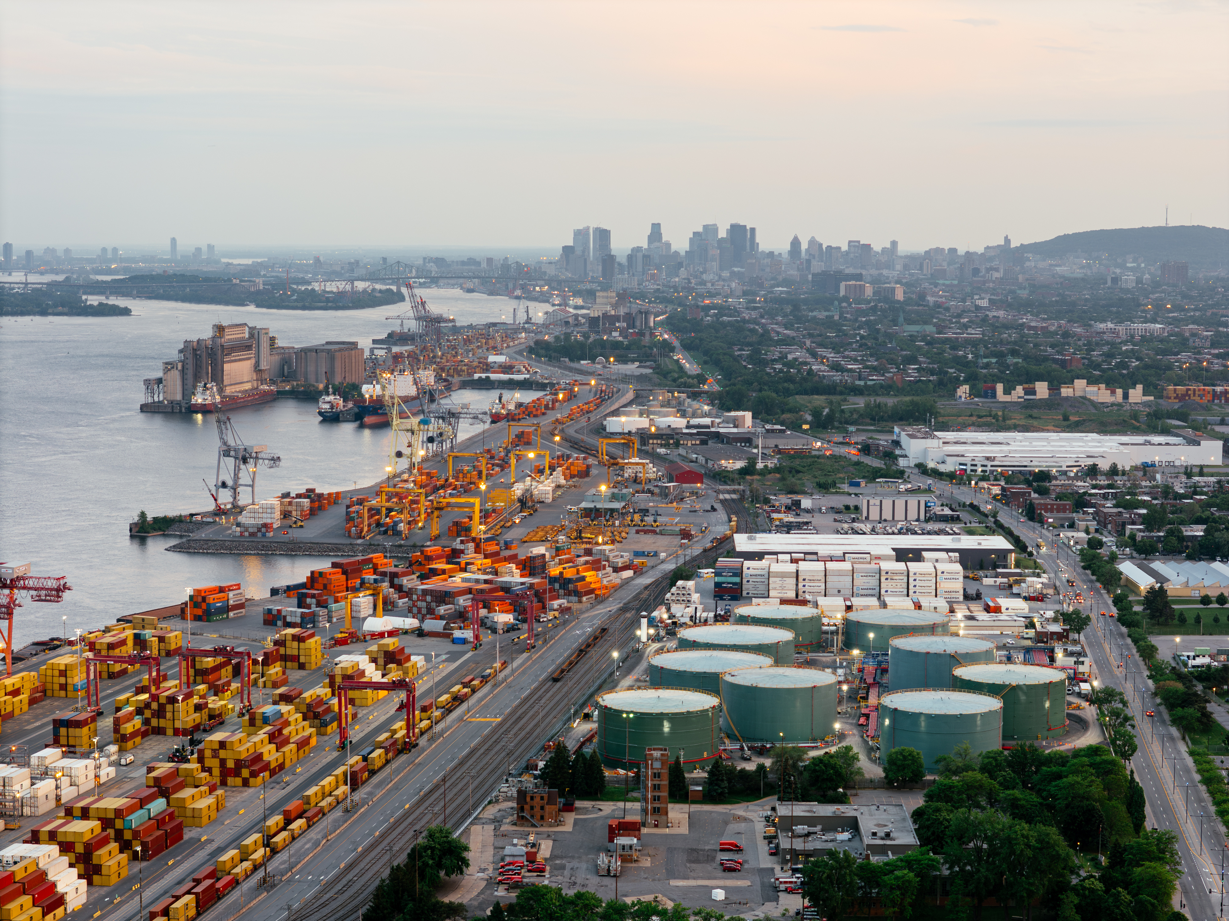 Vue aérienne du Vieux-Port de Montréal, au Canada, avec la ville en arrière-plan, par une journée partiellement nuageuse.