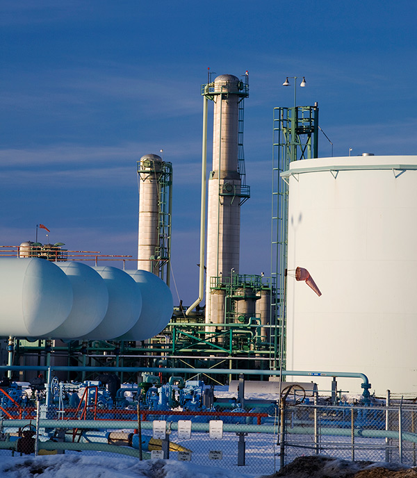 Réservoirs de pétrole et tours de raffinage à Fort Saskatchewan, en Alberta, l’hiver.