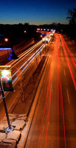 Memorial Drive à Calgary, la nuit, avec un effet de vitesse d'obturation lente qui retrace les feux de circulation